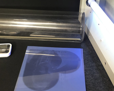 Opplyst av en UV-lampe på en spesiell film